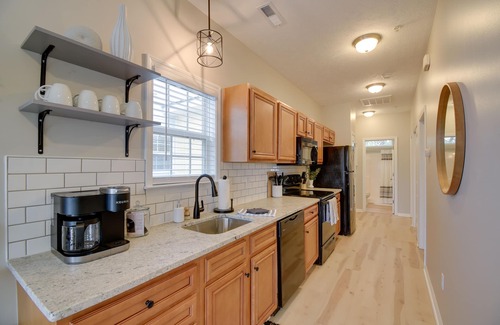 Myrtle Beach Cottage | Walk to Ocean: Myrtle Beach Home w/Pool Access