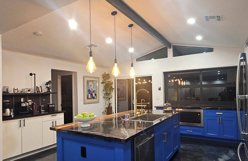 Cranbrooke Manor Villa | Walk to Old Town, 5+ BDR 4 BTH Pool table Putting green PHX Airport a 12min ride