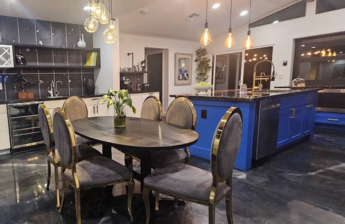 Cranbrooke Manor Villa | Walk to Old Town, 5+ BDR 4 BTH Pool table Putting green PHX Airport a 12min ride