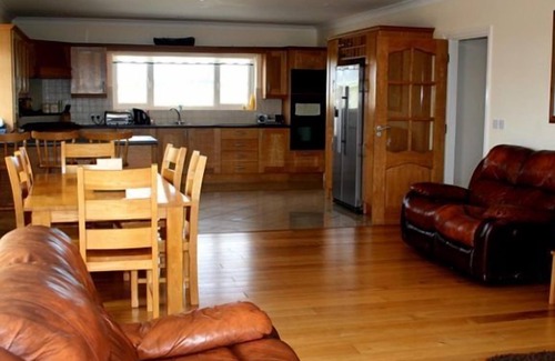 Claddaghduff Apartment | Walk to Omey beach & the village