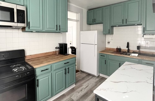 University District House | Walk to OSU Wexner & Short North! Parking included!
