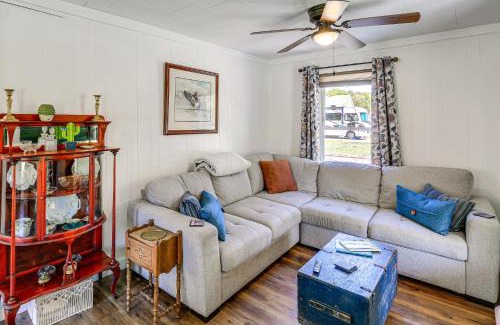 Damascus House | Walk to River and Trails Cozy Damascus Cottage!