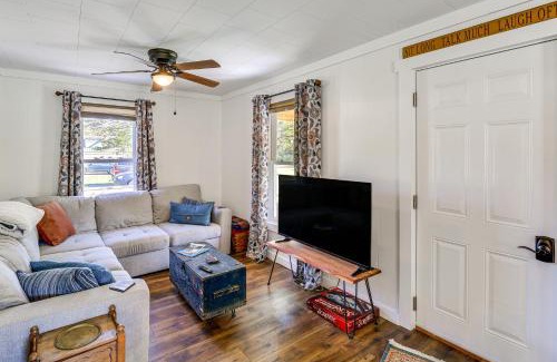 Damascus House | Walk to River and Trails Cozy Damascus Cottage!