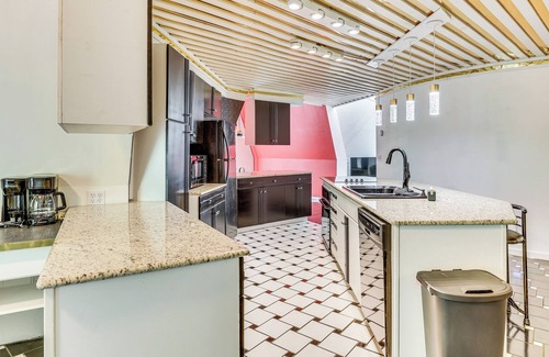 Dover House | Walk to School House Winery: Home w/Deck!