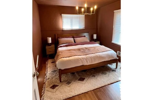Forks House | Walk to shopping and dining | Fire Pit | Netflix, HBO, Prime, Disney+