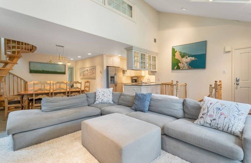 Vail House | Walk to Ski Lift - Private Hot Tub on Gore Creek!