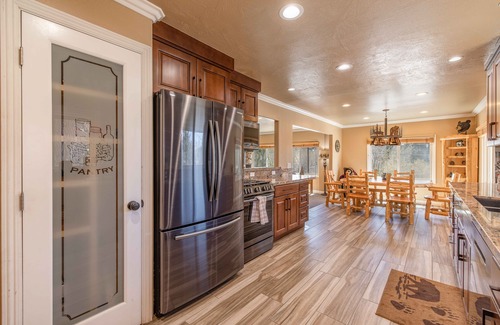 Moonridge Cabin | Walk to Ski Resort: Mtn-View Cabin w/Hot Tub!