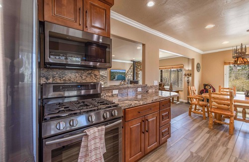 Moonridge Cabin | Walk to Ski Resort: Mtn-View Cabin w/Hot Tub!