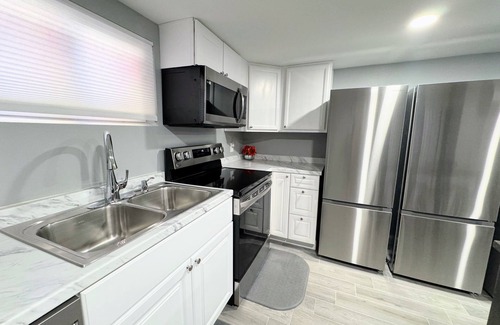 Jewell Heights - Hoffman Heights House | Walk to Starbucks, Anschutz, Dining; 5 King Bedrooms / 5 Full Bathrooms