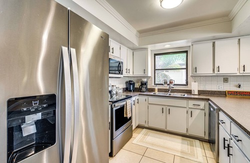 Mid Island Cottage | Walk to Sugar Sands: Retreat in Fort Myers Beach