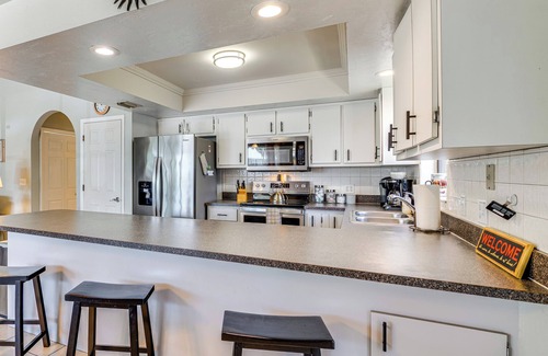 Mid Island Cottage | Walk to Sugar Sands: Retreat in Fort Myers Beach