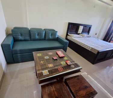 Khattalwada Apartment | Walk to Temples