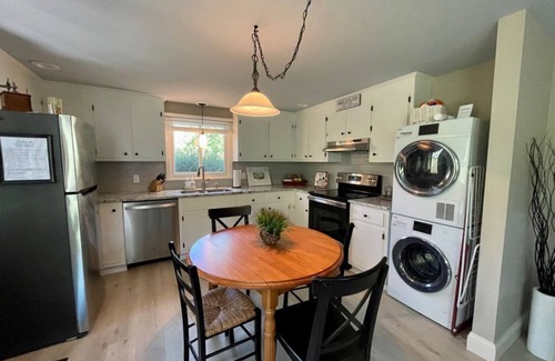 South Orleans Condo | Walk to the association beach at Little Pleasant Bay from this updated cozy cottage