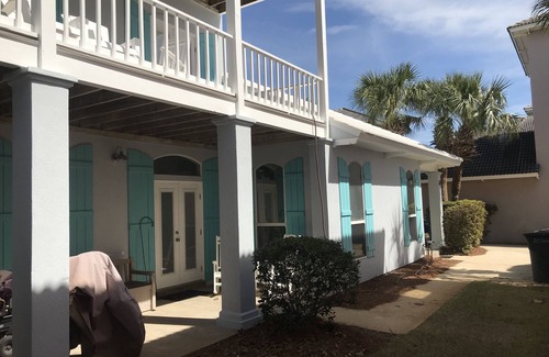Fort Walton Beach - Destin House | WALK to the BEACH! 5 bd. 3.5 bath by main pool.