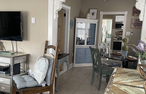 North End House | WALK TO THE BEACH CUTE AS A BUTTON SINGLE FAMILY HOME/PET FRIENDLY/FENCED YARD