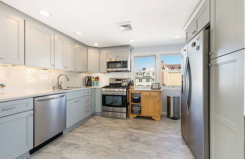 South Beach Haven House | Walk to the Beach in 2 Minutes, 2 Kitchens & Living Areas, 5 Bedrooms!