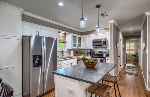 New Braunfels House | Walk to the Comal, Schitterbahn and downtown New Braunfels! Dog friendly.