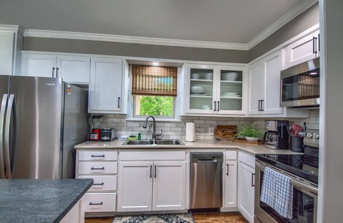 New Braunfels House | Walk to the Comal, Schitterbahn and downtown New Braunfels! Dog friendly.