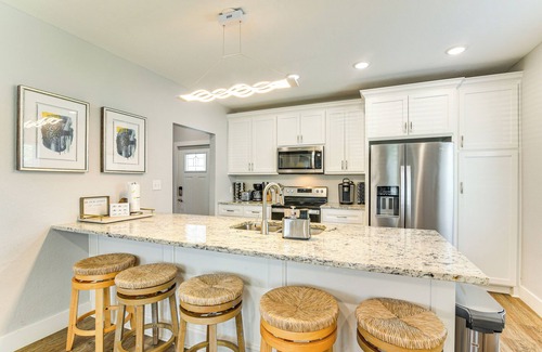 Galveston House | Walk to The Strand: Group Getaway in Galveston!