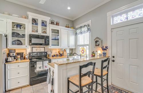 Galveston Cottage | Walk to the Strand: Hideaway Haven Retreat