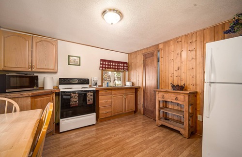 Grand Lake Cabin | Walk to town! Charming Cabin located at the Historic Daven Haven Lodge