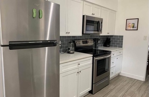 Gainesville House | WALK to UF. King Bed. POOL TABLE. 75” TV. FIRE TABLE. Outdoor Patio. CLEAN.