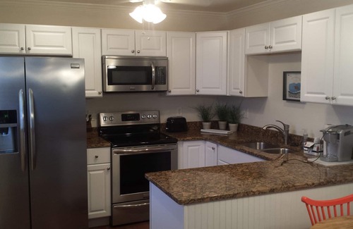Venice Condo | Walk to Venice Isl Beach, Shops, Restaurants, 2 Bed 2 Bath Updated Condo w/Pool