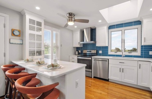 North Truro House | Walk to Water, Dazzling Sunsets on the Bay!