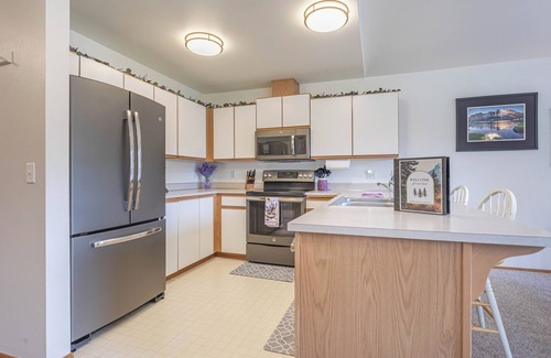 Downtown Leavenworth Condo | Walk to Xmas Lites, Gazebo, Festivities, Wine Tasting, Coaster & More!