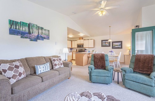 Downtown Leavenworth Condo | Walk to Xmas Lites, Gazebo, Festivities, Wine Tasting, Coaster & More!
