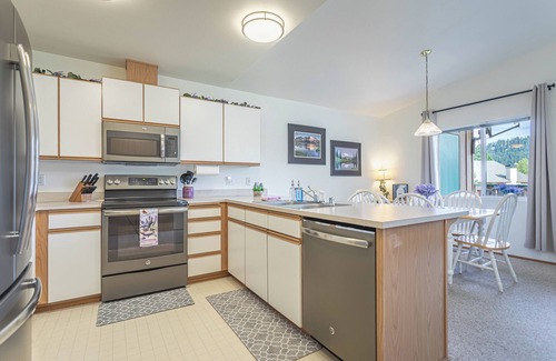 Downtown Leavenworth Condo | Walk to Xmas Lites, Gazebo, Festivities, Wine Tasting, Coaster & More!