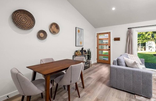 Barton Hills House | Walk to Zilker! King Bed, Putting Green, Hot Tub!