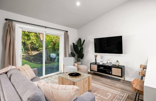 Barton Hills House | Walk to Zilker! King Bed, Putting Green, Hot Tub!