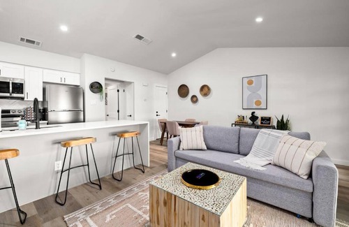Barton Hills House | Walk to Zilker! King Bed, Putting Green, Hot Tub!