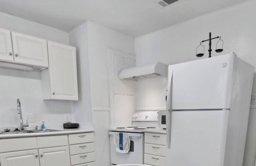 Gulfport Cottage | Walk2Beach-Playground-Short drive 2JonesPark-Aquarium-Coliseum-Family Fun.