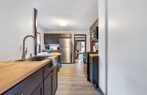 Westside Apartment | Walk2Food&Drink | King&Office | Porch&Deck&Fire