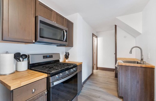 Westside Apartment | Walk2Food&Drink | King&Office | Porch&Deck&Fire