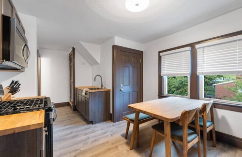 Westside Apartment | Walk2Food&Drink | King&Office | Porch&Deck&Fire