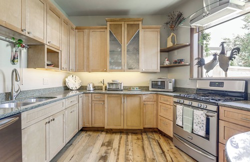 Carbondale Apartment | Walkable Apt in Carbondale: 'Luxury Artist's Loft'