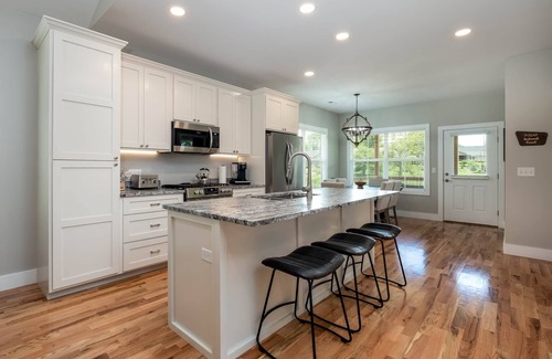 Brevard House | Walkable Downtown 5BR - Hot Tub + Resort Access