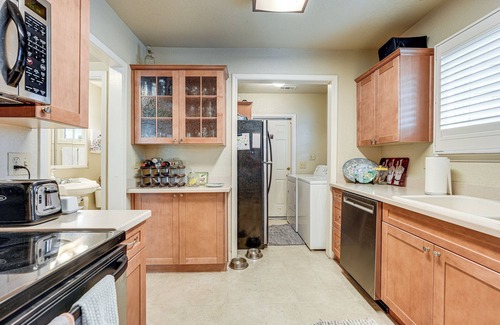 Stockton House | Walkable Miracle Mile Retreat w/Peaceful Patio