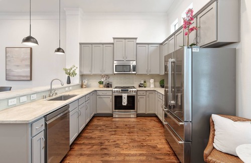 Downtown Dallas House | Walkable Modern Townhouse in Downtown Dallas! Rooftop, BBQ, Fitness, Pet Frndly