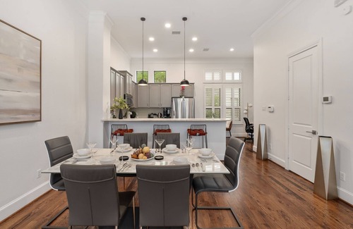 Downtown Dallas House | Walkable Modern Townhouse in Downtown Dallas! Rooftop, BBQ, Fitness, Pet Frndly