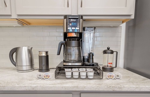 Downtown Dallas House | Walkable Modern Townhouse in Downtown Dallas! Rooftop, BBQ, Fitness, Pet Frndly