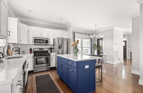 The Nations House | Walkable Nations Retreat | Rooftop & Near Broadway