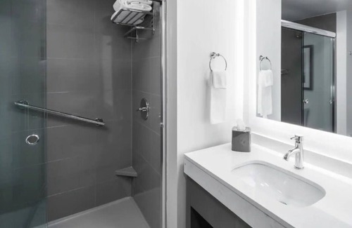 Tempe Hotel | Walkable Tempe Gem – Pool, Gym, Near Trails, Mill Ave & Local Hotspots