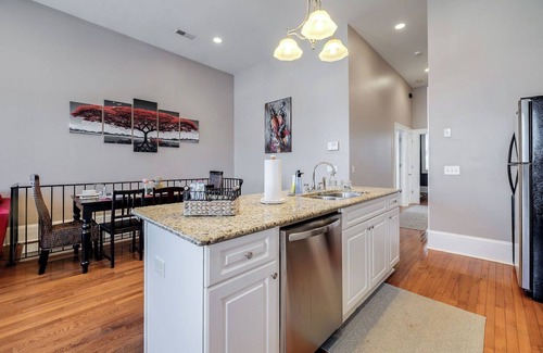 Metropolitan Condo | Walkable to Forsyth Park, queen bed, spacious and super comfy