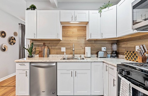 Kansas City Apartment | Walkable to River Market and Minutes from Downtown!