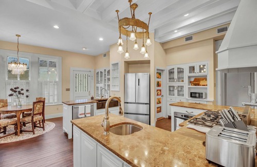 Downtown San Antonio House | Walkable to Riverwalk Charming 5-Bedroom Historic Home in King William District