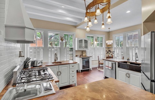 Downtown San Antonio House | Walkable to Riverwalk Charming 5-Bedroom Historic Home in King William District